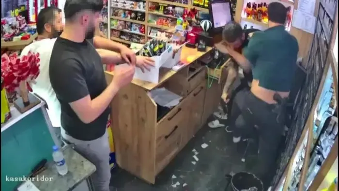 esenyurttaki-tekel-bayisi-baskininda-sok-iddia-para-karsiliginda-sikayet-geri-cekildi-1701513794778.jpeg Esenyurt'taki tekel bayisi baskınında şok iddia: Para karşılığında şikayet geri çekildi-3