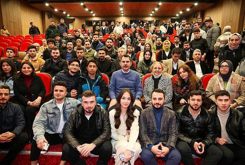 Murat Kurum gençlerle bir araya geldi