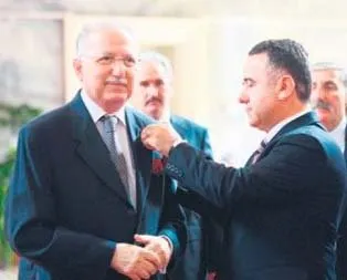 Çatı aday rozetini taktı