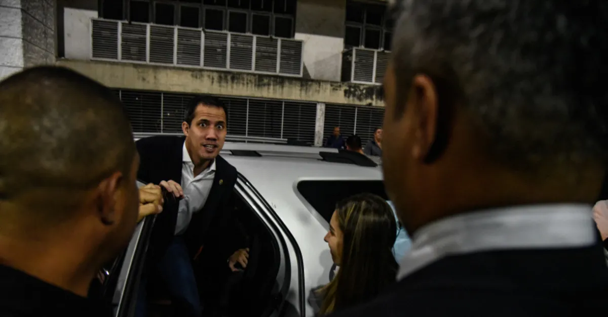 Darbeci Guaido’ya havalimanında şok!