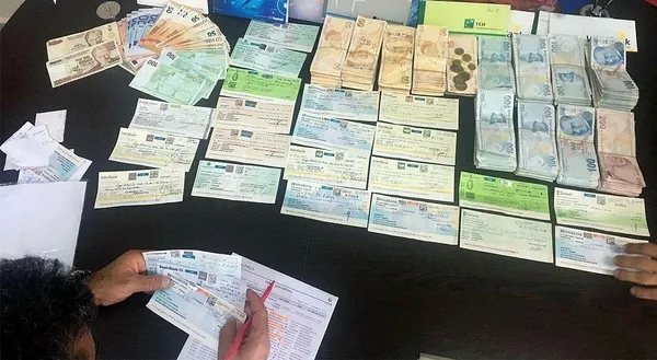 Para ve çek dolu çantayı bulan işçiden insanlık dersi-1
