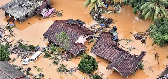 Sri Lanka'da etkili olan şiddetli yağışların yol açtığı sel ve heyelanlarda 92 kişi hayatını kaybetti, 319 bin kişi evinden oldu. Toprak altında kaldığı düşünülen 100 kişiyi arama kurtarma çalışmalarına 13 gün sonra son verildi