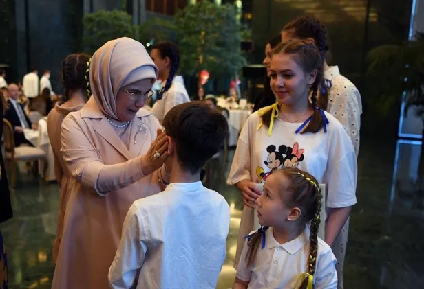 emine-erdogan-savas-magduru-ukraynali-ve-kirim-tatar-cocuklarla-iftar-yapti-turkiyenin-yardim-eli-tum-ulkelere-1650312830604.jpeg Emine Erdoğan savaş mağduru Ukraynalı ve Kırım Tatar çocuklarla iftar yaptı: Türkiye’nin yardım eli tüm ülkelere uzanıyor-2