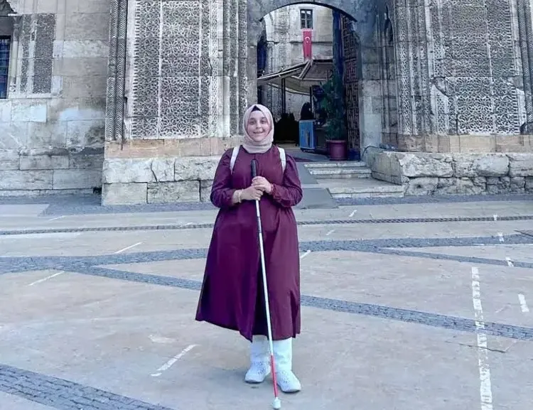 18 yaşında görme yetisini kaybeden Macide Büşra Yeloğlu, annesinin sözleriyle hayata tutundu