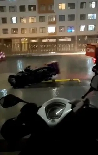 İstanbul'da fırtına! Bir anda bastırdı