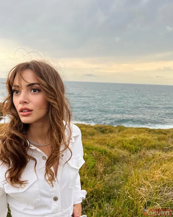 Duy Beni’nin Ekim’i Rabia Soytürk göğüs dekoltesinde sınır tanımadı! Sütyensiz pozları sosyal medyayı ikiye böldü! Caner Topçu'nun partneri... - 5