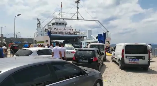 kurban-bayrami-tatilinde-nufusu-5-binden-75-bine-cikan-avsa-adasindan-donuste-trafik-kilitlendi-1627210787745.jpg Kurban Bayramı tatilinde nüfusu 5 binden 75 bine çıkan Avşa Adası'ndan dönüşte trafik kilitlendi-3