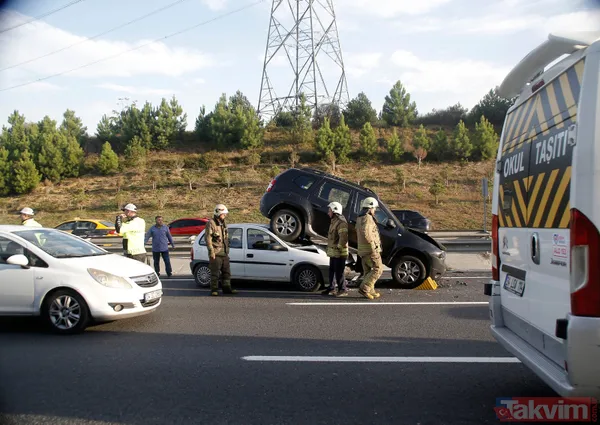 İstanbul'da bir garip zincirleme kaza! Otomobiller üst üste bindi - 3