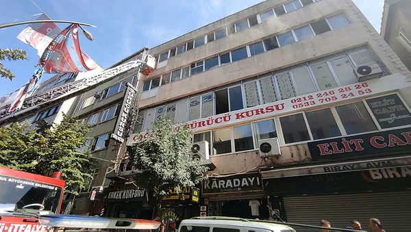 kagithanede-5-katli-binada-yangin-panigi-mahsur-kalanlar-var-1664201399246.jpg Kağıthane'de 5 katlı binada yangın paniği! Mahsur kalanlar var-2