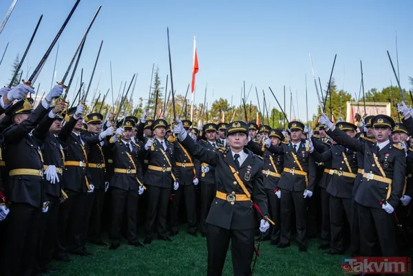 Kılıç kınına girdi! Teğmenlerin 'Atatürk' maskeli korsan yemin merasiminde yanıt bekleyen sorular: Bir disiplinsizlikten daha fazlası... - 1