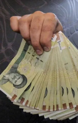 İran'da dolar fırladı! Tümen gittikçe değer kaybediyor