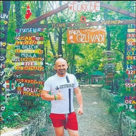 Hamile eşini kayalıklardan atarak öldüren cani koca Hakan Aysal’ın, diyar diyar gezip tatil yaptığı ortaya çıktı-3