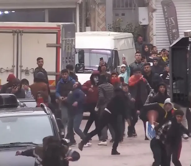 mardinde-hdpnin-etkinliginde-pkk-elebasi-abdullah-ocalan-sloganlari-polise-tasli-saldiri-1647721146206.jpeg Mardin'de HDP'nin etkinliğinde PKK elebaşı Abdullah Öcalan sloganları! Polise taşlı saldırı...-3