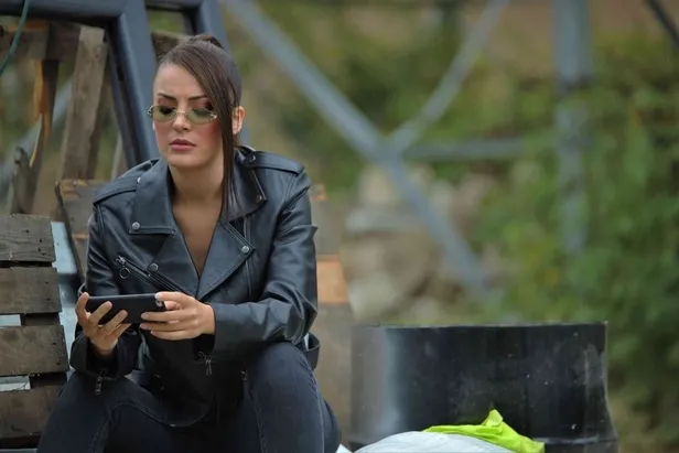 cukur-o-ayrilik-haberiyle-sarsiliyor-veda-paylasimiyla-dizinin-hayranlari-saskinlik-yasadi-1602014139096.jpg Çukur o ayrılık haberiyle sarsılıyor! Veda paylaşımıyla dizinin hayranları şaşkınlık yaşadı-5