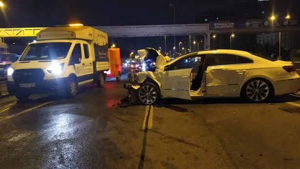 Yenibosna'da gece yarısı feci kaza: 5 yaralı-3