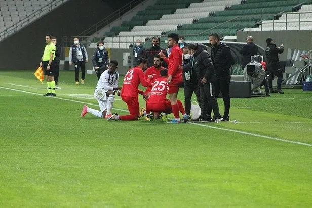 giresunspor-ile-ankara-keciorengucu-karsilasmasinda-futbolcular-mac-esnasinda-oruclarini-acti-1618349262779.jpeg Giresunspor ile Ankara Keçiörengücü karşılaşmasında futbolcular maç esnasında oruçlarını açtı-1