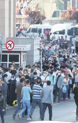 Kovid-19 kısıtlamaları kalktı uyarılara rağmen maskesiz insan görüntüleri şaşırttı