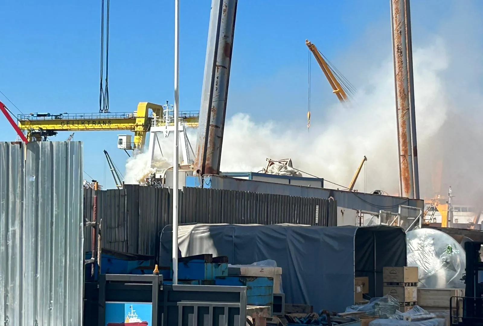 Tuzla’da yük gemisinde yangın