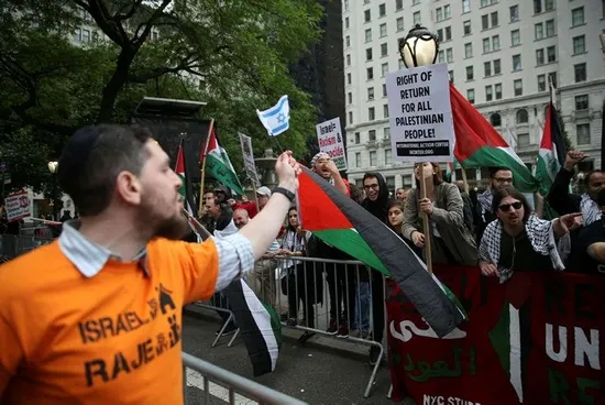 Haham Weiss, İsrail’e karşı Filistin bayrağı taşıdı-2