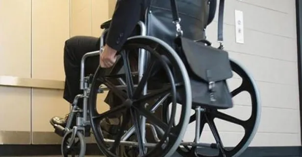 Engelliye kamu kapısı