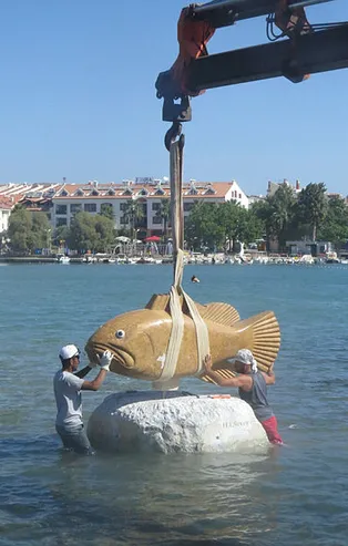 CHP yine heykel açtı! Datça Belediyesi'nden denizin ortasına 10 tonluk balık heykeli