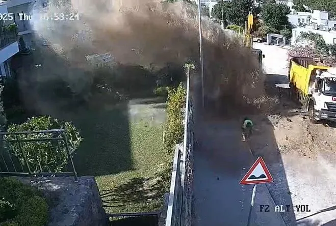 9 evi su bastı 2 araç hasar aldı