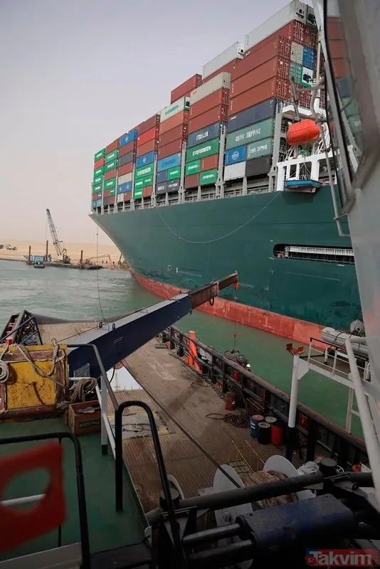 SON DAKİKA: Süveyş Kanalı'nda sıkışan Ever Given isimli gemi hareket ettirildi! Mürettebatın sevinç anları kamerada: Allahuekber - 15