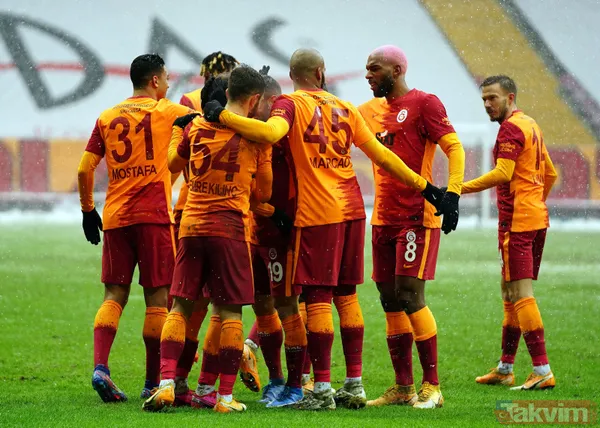Kasımpaşa Hücum Etmekte Zorlanırken İsabetli Şut Bile Atamadı. Zeminin Oyuna İzin Verdiği Alanlarda Galatasaray Pas Yapmaya Ve Kanatlardan Hücum Etmeye Dikkat...