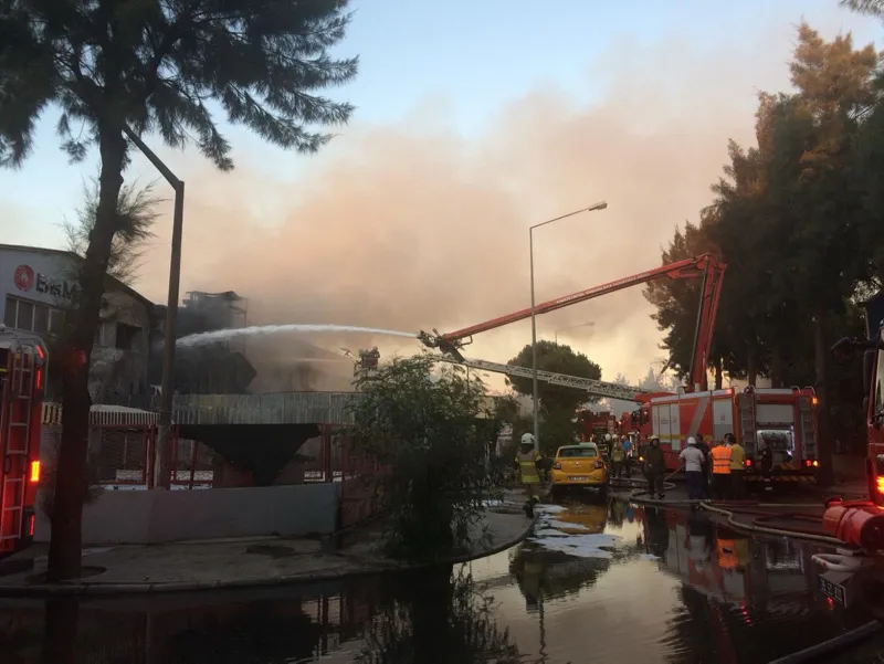 İzmir Çiğli'de korkutan yangın! Madeni yağ deposu alev alev yandı - 15