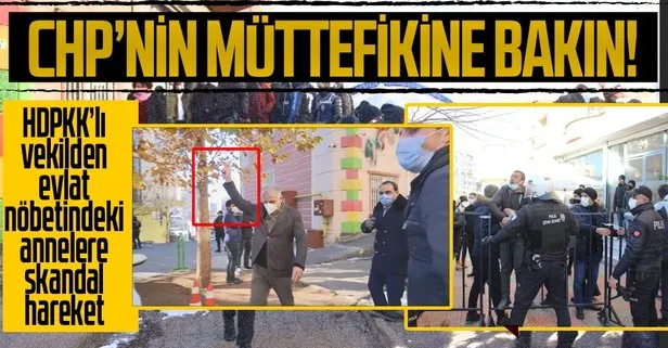 Evlat nöbetindeki ailelere zafer işareti yaptı