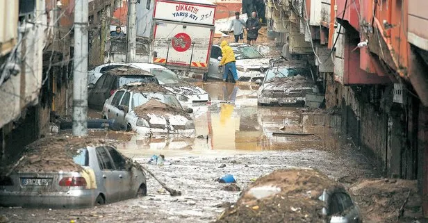 11 ili yıkan depremin ardından bu kez de sel felaketi! 17 kişi yaşamını yitirdi: Afetin büyüklüğünü gözler önüne seren manzara