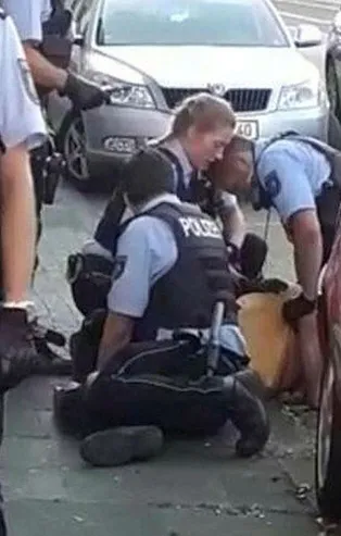 Almanya’da polis tarafından darp edilen Türk aileden flaş açıklamalar: "Nefes alamıyorum dedikçe daha da bastırdılar"