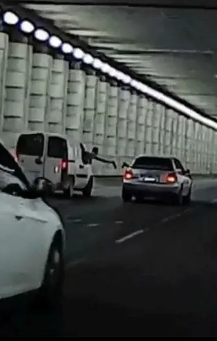 İzmir'de skandal görüntü! Trafikte içki şişesi tokuşturma anları kamerada