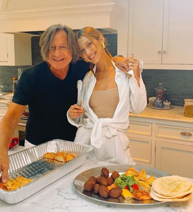 Bella Hadid kolları sıvadı mutfağa girdi sarma sardı! Koca bir tencere yaprak sarması yaptı 'kenarları geç kıvırıyorsun Bellacım'-9