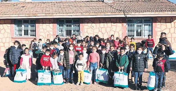 Nun Okulları öğrencileri, ihtiyaç sahibi çocuklara sıcacık bir kış için yardım dağıttı