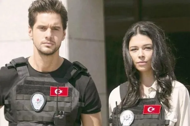 Arka Sokaklar'dan aşk çıktı herkesin gözü aydı! Bu haberi izleyici onlardan bekliyordu nihayet oldu setteki aşk böcekleri-4