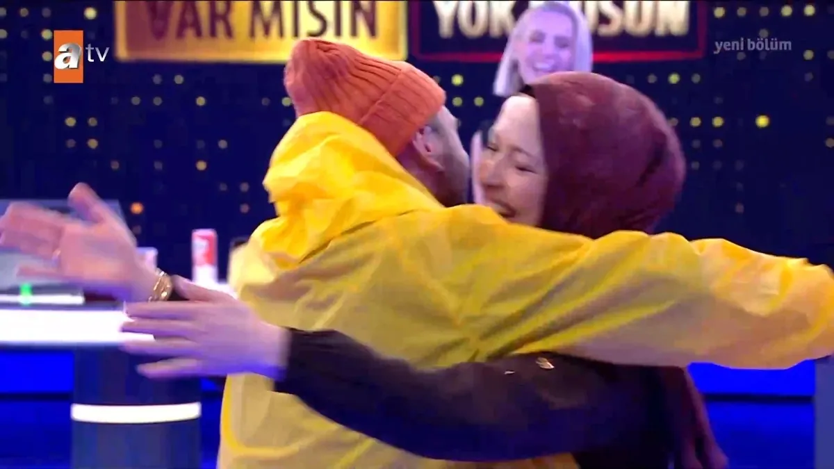 ali-osmanin-ugurlu-sari-yagmurlugu-gecenin-yonunu-degistirdi-1781644996569.jpeg Var Mısın Yok Musun Ali Osman'ın uğurlu sarı yağmurluğu gecenin yönünü değiştirdi-9