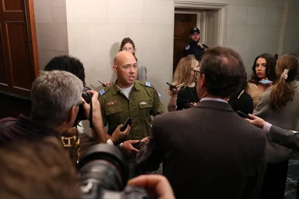 abdli-siyasetciden-asagilik-propaganda-kongreye-israil-ordusunun-uniformasiyla-geldi-1697224344007.jpeg Kalleşlik diz boyu! ABD'li siyasetçi kongreye İsrail ordusunun üniformasıyla geldi-5