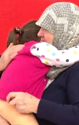 Müge Anlı'da duygu dolu anlar! Babasının bakıcıya bırakıp gittiği küçük Masal ailesine kavuştu! 5 Aralık