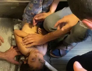 Metroda dehşet anları! Küçük kız merdivenlere sıkıştı