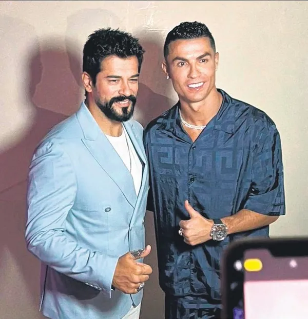 surpriz-proje-yakisikli-oyuncu-burak-ozcivit-ve-ronaldo-ile-bir-projede-yer-alacak-1699659352372.jpeg Sürpriz proje! Yakışıklı oyuncu Burak Özçivit ve Ronaldo ile bir projede yer alacak-2
