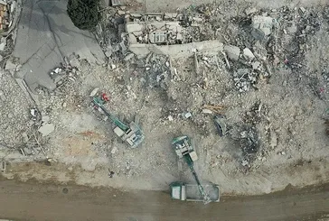 Hatay'da enkazlardan toplanan molozlar kamyonlarla belirlenen alanlara taşınıyor