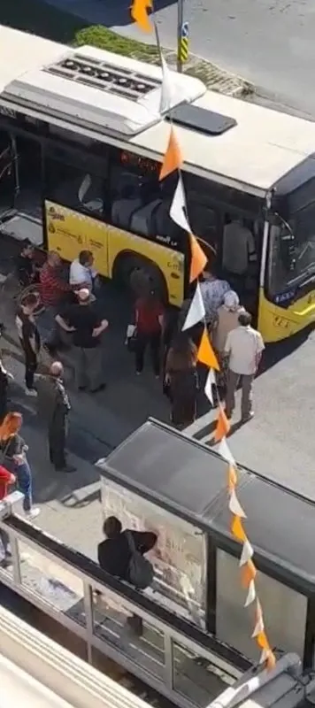 her-gun-yeni-bir-iett-skandali-engelli-vatandasi-otobuse-almayan-iett-soforune-vatandaslar-tepki-gosterdi-1662821798881.jpg Her gün yeni bir İETT skandalı: Engelli vatandaşı otobüse almayan İETT şoförüne vatandaşlar tepki gösterdi-3