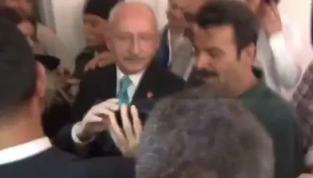 Kılıçdaroğlu'nun selfie çekme mücadelesi