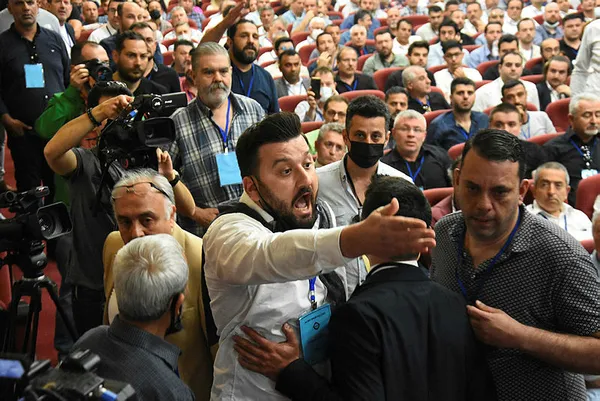 1651150775561.jpg Altay'da olaylı kongre! Ortalık bir anda karıştı-2