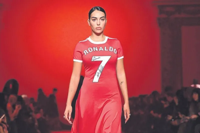1709415694425.jpeg Ronaldo'nun sevgilisi Georgina'nın podyumda giydiği kıyafet geceye damga vurdu!-3