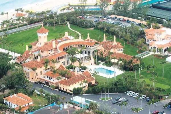 donald-trump-beyaz-saraydan-cikti-floridadaki-kendi-sarayina-tasindi-1611181431000.jpeg
