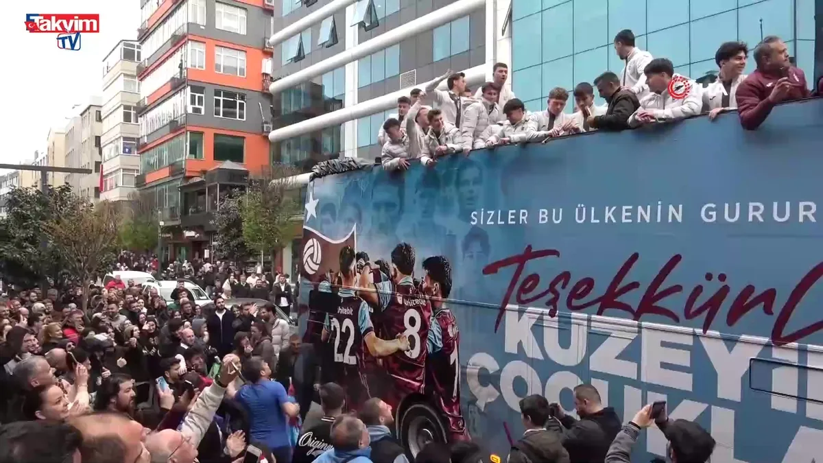 Trabzonspor U19 takımı Avrupa ikinciliğini taraftarıyla kutladı