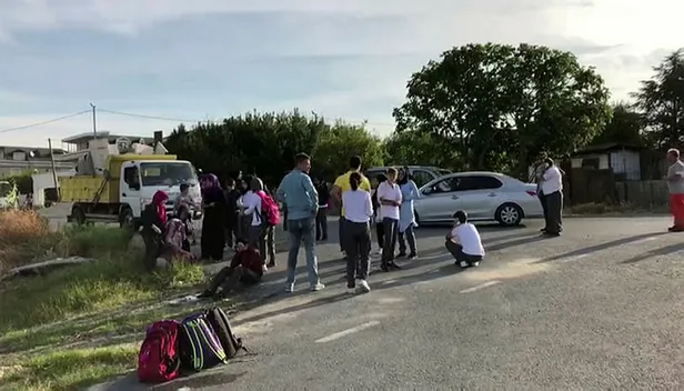 Öğrenci servisi devrildi! Çok sayıda yaralı var-1