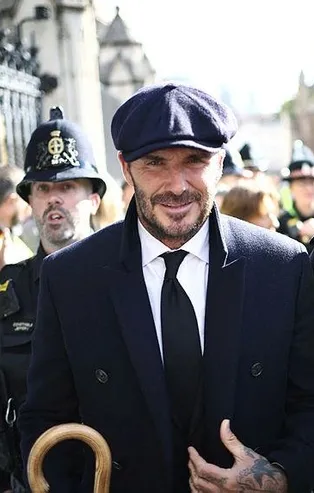Kilometrelerce kuyrukta bir dünya yıldızı! Kraliçe 2. Elizabeth'in naaşını görmek isteyenler arasında David Beckham da yer aldı